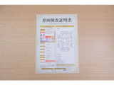 【車両検査証明書】店頭にて、クルマの状態が一目で分かる査証明書を公開中。トヨタ認定検査員が厳しく検査し、状態を点数と図解で表示しています。修復歴はもちろん、傷やヘコミの箇所や程度がご確認いただけます。