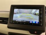 リバースギアに入れるだけで後方の表示へ切り替わります。夜間や雨の日の駐車も楽になりますよ。