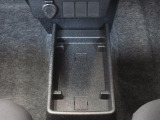センターフロアトレイ。ティッシュ箱を置いた下にも携帯電話などを収納できる空間があります。さり気ない気遣いを感じられます。