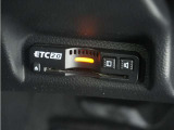◆ETC2.0装着◆進化したドライブ体験。料金収受システムだけだったETCが生まれ変わって、高速道路を賢く使うETC2.0に進化しました。多彩な情報サービスが便利で快適なドライブ体験を提供します。