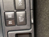 ハイブリッド車や電気自動車には「車両接近通報装置」が装着されています。早朝や深夜などできるだけ音を出したくない時にはスイッチで機能のON/OFFが可能です。