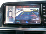 パノラミックビューモニター付きです。車両を上から見たような映像をディスプレイオーディオ画面に表示。運転席からの目視だけでは見にくい、車両周辺の状況をリアルタイムでしっかり確認できます。