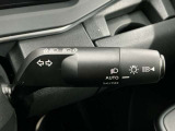 【オートライト】車のセンサーが周囲の明るさを感知し、自動でヘッドライトを点灯・消灯する機能です。この機能は夕暮れ時の交通事故が多い時間帯の安全性を高めてくれます。