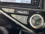 【オートエアコン】一度お好みの温度に設定すれば、車内の温度を検知し風量や温度を自動で調整。暑い&hellip;寒い&hellip;と何度もスイッチ操作をする必要はありません。快適な車内空間には必須の機能ですね♪