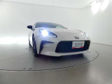 【LEDヘッドランプ】・・・消費電力の少ないLEDヘッドランプ。点灯してすぐに最大光量を発揮するのでトンネルなど周囲が急に暗くなった場合でも安心。