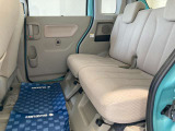 後部座席です。足元空間は広々しており、大人4人乗車も無理なく可能です。