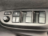 パワーウィンドのスイッチです。運転席に座りながら、助手席や後席の窓を開け閉めできるので大変便利ですよ。