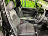運転席まわりには十分なスペースがあり、大柄な方でもゆったり運転していただける環境です。