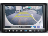 シフトレバーをリバース(バック)に入れるとナビ画面に自動でリアビューが映し出されます。運転が苦手な方、狭い車庫入れ等をサポートさせていただきます☆