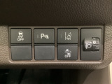 ハンドルの右側にはヘッドライトレベライザーとHondaセンシング用のメインスイッチがついています。ヘッドライトレベライザーは道路状況や積荷の加重に応じてライトの高さを調節できます。