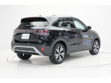 【リヤデザイン】斜め後ろから見るとリヤとサイドのプレスラインの一体感が美しいいデザイン。ダークティンテッドガラス(リヤリヤ左右、UVカット機能付き)付きです。