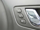 運転席のシートポジションを記憶・再現できるメモリー機能を搭載しています。