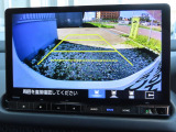 リアワイドカメラシステム!従来の視野に加えて、後方側方を約180&deg;まで見えるワイドビューと、後方を真上から見たような視野で駐車時などに便利なトップダウンビューの3つの視野があります!