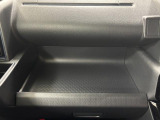 助手席側のインパネトレイは大きくてボックスティッシュも置けます!