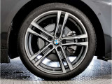 【BMWアロイホイル】軽量かつ強度に拘ったアロイホイル。走行性能ポテンシャルを引き出す設計。車の足元を引き締めてくれる大きなポイントはアロイホイルです。