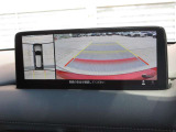 車体の大きいCX-8でも、狭い駐車場やT字路での取り回しが劇的に楽になる『360&deg;ビューモニター』を完備。上空から見下ろす全周囲カメラと障害物センサーの連携で、あらゆる死角をカバーします。
