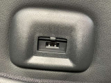 運転席背もたれにUSB電源ポートがあります
