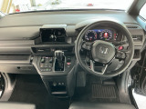 【前方視界】開放的な前方視界!運転がしやすく疲れにくいです♪窓が大きく、見通しがとっても良いおクルマですよ♪