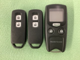 スマートキーを装備しています。鍵を差し込むことなくドアロックの開け閉めと、スタートボタン操作でのエンジンスタートができます。加えて、純正リモコンエンジンスターター用の操作キーもついています。