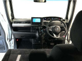 【前方視界】開放的な前方視界!運転がしやすく疲れにくいです♪窓が大きく、見通しがとっても良いおクルマですよ♪