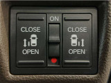 【両側パワースライドドア】両側がパワースライドドアになっており、運転席のスイッチやスマートキーでも開閉が可能です!開口部も広いので乗り降りも楽々♪