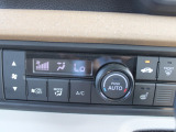 オートエアコンのお車ですので室内の温度をスムーズに調整してくれます♪