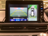 マルチビューカメラシステム搭載車です。お車の周囲を全方位でカバーします。後方・前方・両脇と、コンディションが悪い視界でもカラーモニターに映し出した映像がドライバーをサポートします。