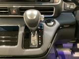 「e:HEV」搭載車です。日常シーンのほとんどをモーターで走行し、高速クルージングなどモーターよりもエンジンの方が効率が良い領域はエンジンで走行、あらゆる領域で優れた燃費走行を実現します。
