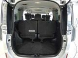広いラッゲージスペースです。セカンド・サードシートのシートアレンジ次第で大きな荷物も積めちゃいますよ。