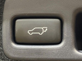 【パワーバックドア】スマートキーや運転席のボタンを押すだけでリアゲートが自動で開閉します!荷物を持っている時や、高い位置にあるバックドアを閉める際に便利な機能です♪