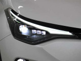 Bi‐Beam LEDヘッドランプ(ブラックエクステンション)+LEDクリアランスランプ+LEDターンランプ+LEDデイライトが装着されています。