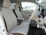 運転席です。長距離の運転でも快適なシートでございます。ご来店いただきましたら是非雑石に座ってみてください。