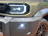 【LEDヘッドライト】悪天候や夜間走行時も良好な視界を確保し安心して運転できる高輝度LEDヘッドライトを装備!点灯速度が早く、消費電力も抑えられています。