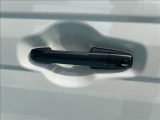 両側の電動スライドドアはボタン一つで開閉可能です。