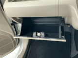 【グローブボックス】収納スペースが沢山あるので車内が散らからずに助かります。ちょっとした物を入れるのにいいですね♪