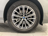 サービスにはドイツ本国と同様に教育と訓練を受け、BMWを知り尽くした「マイスター」が数多く在籍しております。360度による納車前点検整備で、お客様に安心と安全をお届けいたします。