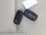 電子キーをポケットやカバンに入れているだけで、ドアの開錠・施錠が行えます。荷物を抱えていてもラクラク開閉です。エンジン始動も行えます。