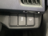 VSA装備車です。VSAはドライバーの操作と車の動きを見守っています。もし車の挙動が乱れたとき、4輪別々にブレーキをかけたり、エンジンパワーをしぼることによって車を安定させます。