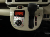 運転のしやすいインパネシフトです。運転席の足元も広くとても快適ですよ。