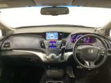 車内は光触媒抗菌消臭施工済です。インパネ周りはスタイリッシュなデザインです。グローブボックスやカップホルダーのほかにトレーなどたくさんの収納スペースが付いています。