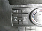 電動スライドドアのスイッチで車内からもスライドドアの開閉ができます。イージークローザー機能で半ドアになることも防止してくれます。