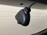 後方にもドライブレコーダーのカメラが付いています。前後両方でお車の周りを監視・記録いたします。