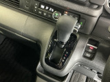 発進時から滑らかに加速する無段階変速のCVTはストップ&ゴーの多い街の中も快適です