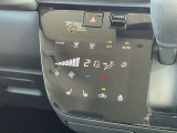 タブレット端末のような先進的な操作性をもつ、これまでなかったエアコンです。手が届きやすい位置に大型のタッチスイッチを配置し、使い勝手を高めています。