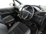 シンプルで使いやすいデザインの運転席です。