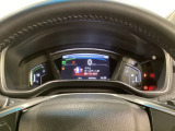 真ん中にスピードメーターを配した、見やすいメーターになっています。右側のインフォメーション画面でオドメーターや燃費などの情報を確認できます。