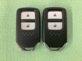 スマートキーを装備しています。鍵を差し込むことなくドアロックの開け閉めと、スタートボタン操作でのエンジンスタートができます。スペアキーも同じものを用意しております。