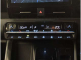 お車のキーはスマートキーです。キーを身につけた状態で車に近づき、ドアロックの解錠や施錠操作が出来ます。雨の日など両手がふさがっている時など、とっても便利ですね。