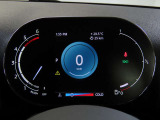 デジタルメーターは視認性が非常に良く、運転時の視線を逸らさず様々な情報の確認が行えます。