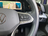 ステアリングに配置されたスイッチは、選局やボリューム調整など、運転を妨げることなく操作が可能です。